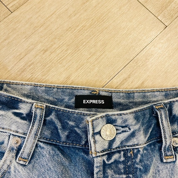 NWOT Express Boyfriend MIDI Blue Jean Shorts with Relaxed Fit and Frayed Hem - Picture 6 of 10